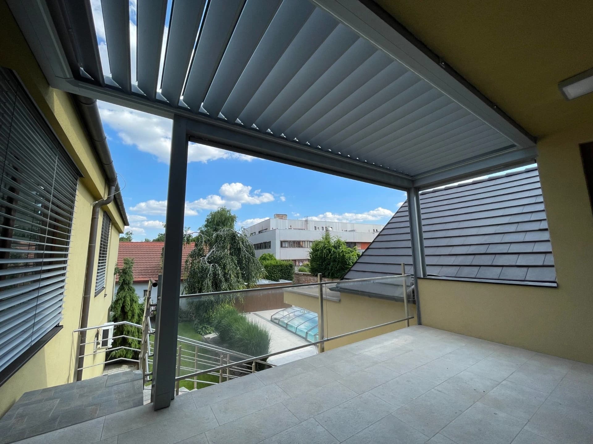 Hliníková pergola a přístřešek u domu
